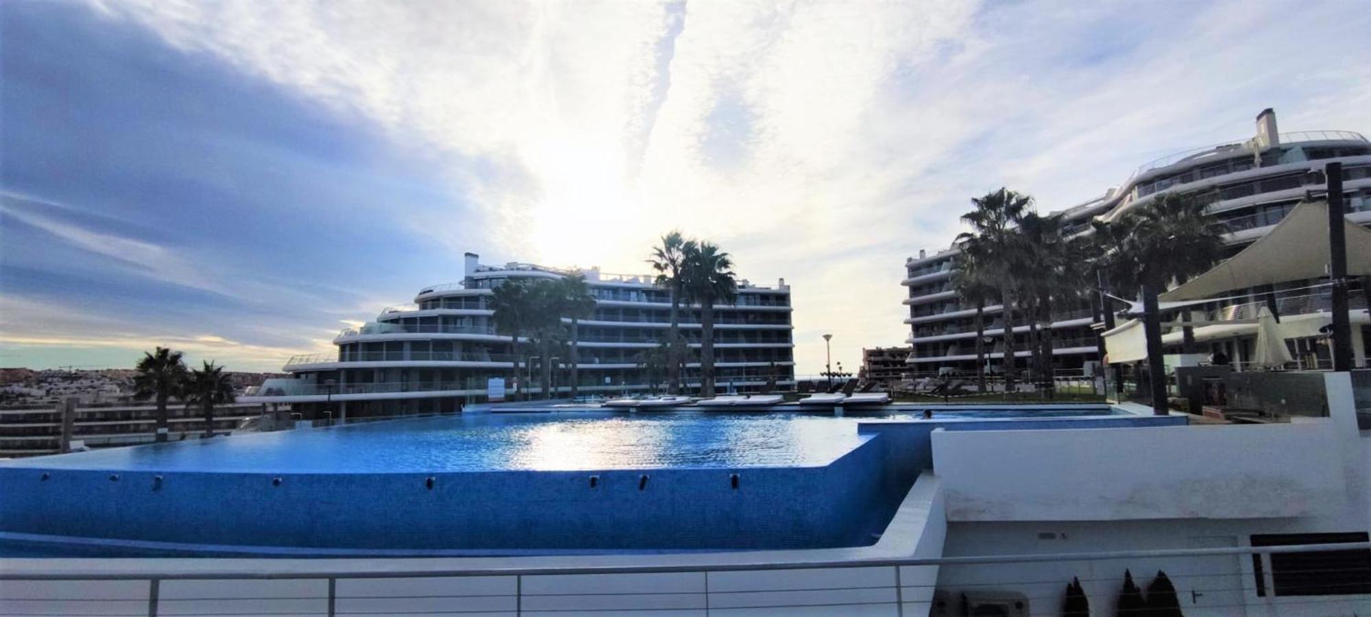 Infinity View Luxury Beachfront Apartment *
