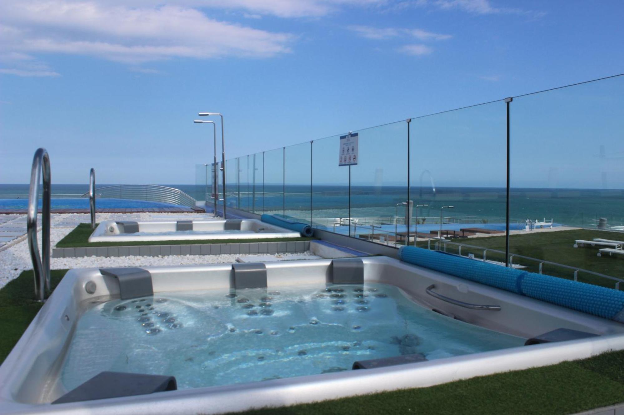 Infinity View Luxury Beachfront Apartment *